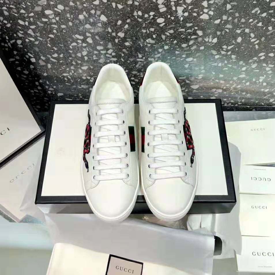 G*u*i men ace embroidered sneaker with an embroidered kingsnake-white
