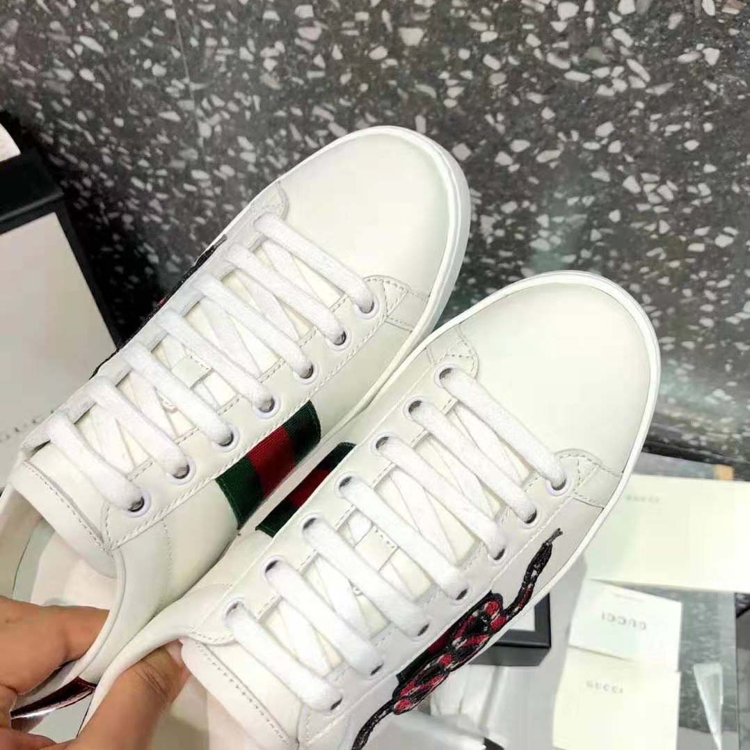 G*u*i men ace embroidered sneaker with an embroidered kingsnake-white
