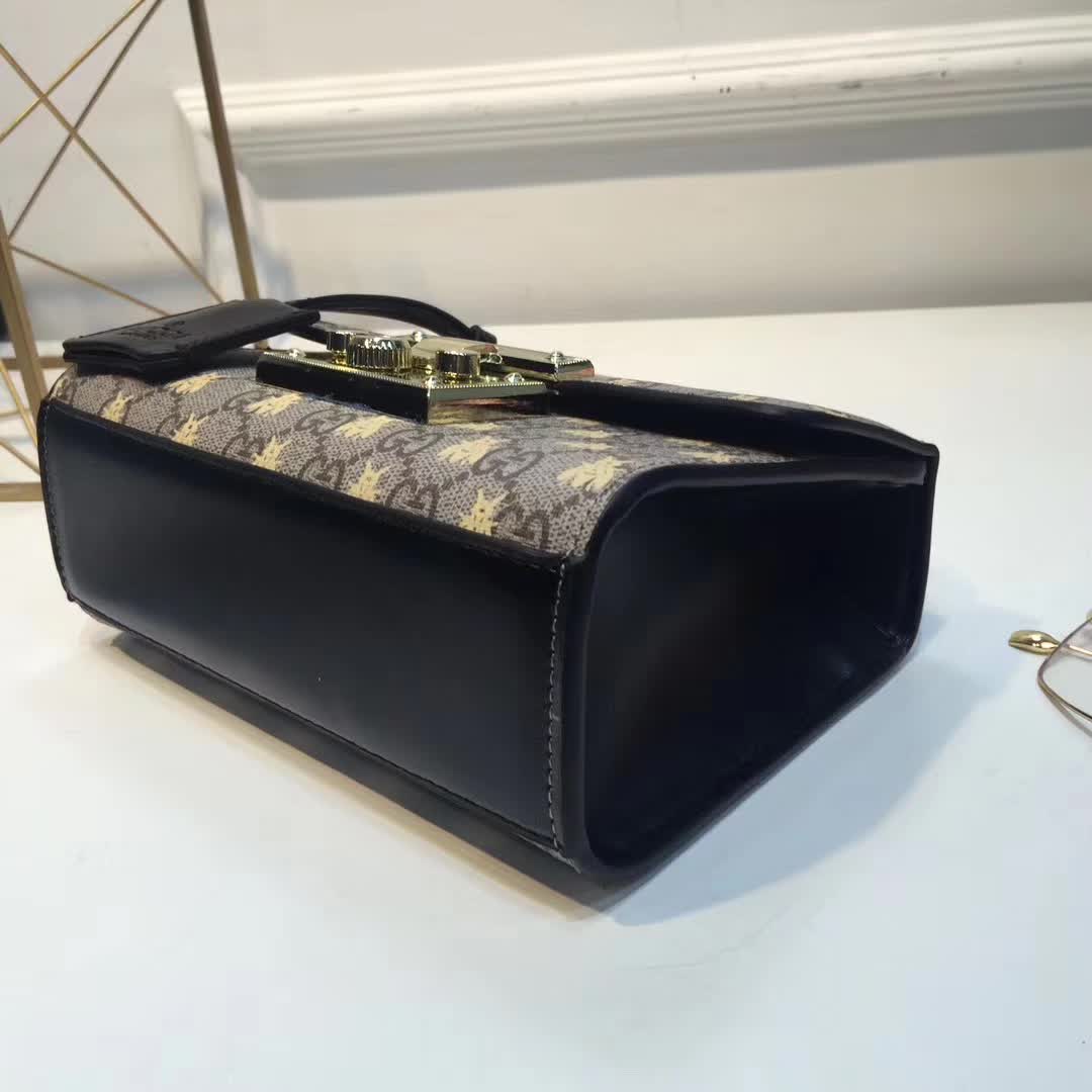 G*u*i padlock small gg bees shoulder bag in gg supreme canvas