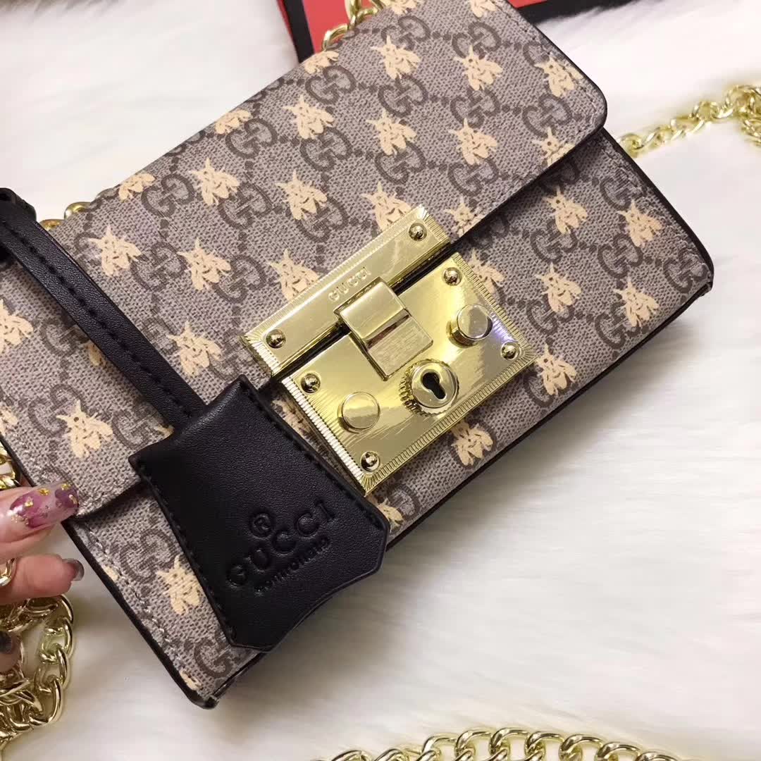 G*u*i padlock small gg bees shoulder bag in gg supreme canvas