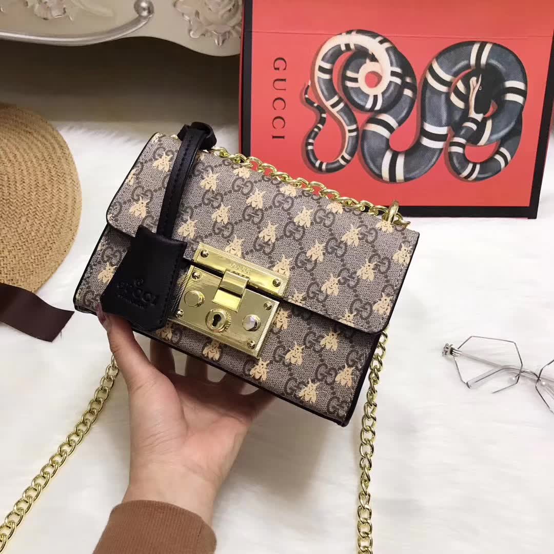 G*u*i padlock small gg bees shoulder bag in gg supreme canvas