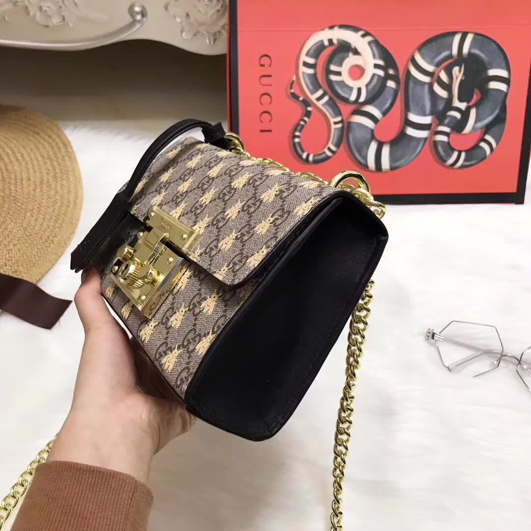 G*u*i padlock small gg bees shoulder bag in gg supreme canvas