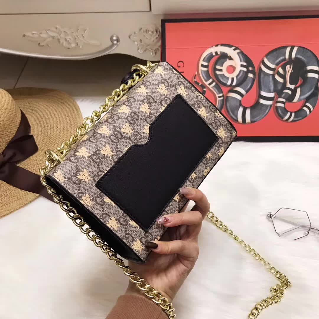G*u*i padlock small gg bees shoulder bag in gg supreme canvas