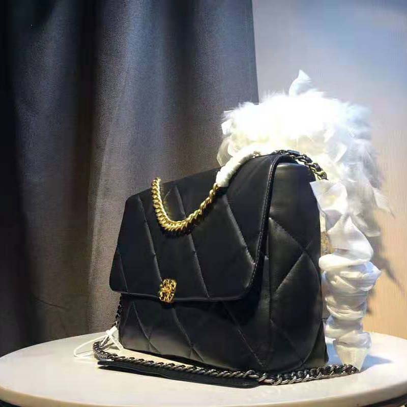 Chanel Women 19 Maxi Flap Bag in Goatskin Leather-Black