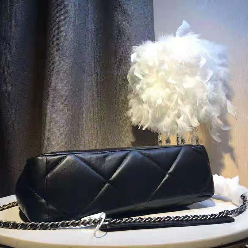 Chanel Women 19 Maxi Flap Bag in Goatskin Leather-Black
