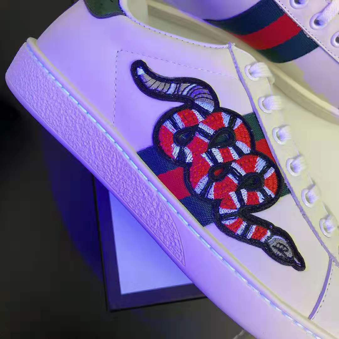 G*u*i men ace embroidered sneaker with embroidered kingsnake appliqué-white