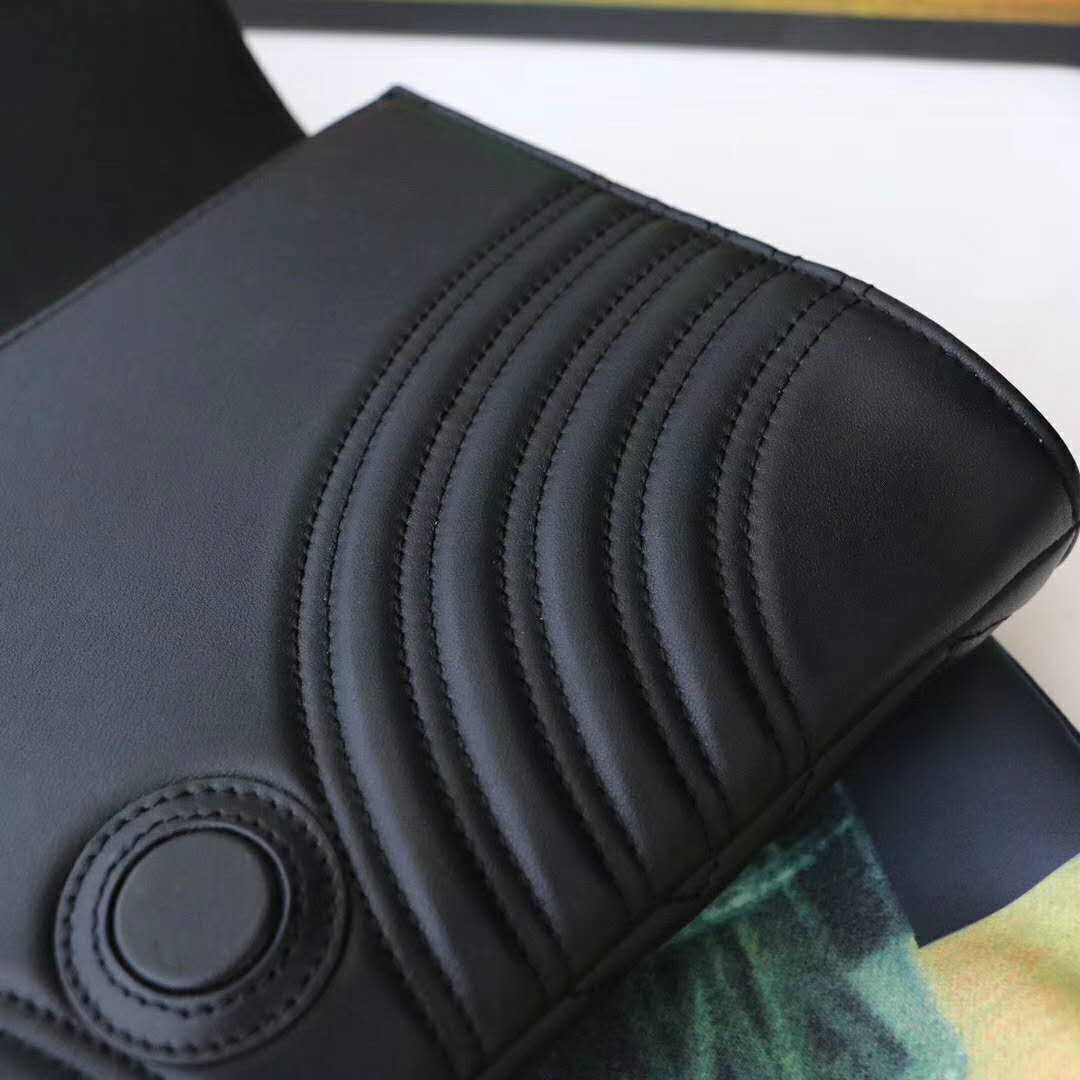 G*u*i gg women gg marmont clutch in black matelassé chevron leather with a heart