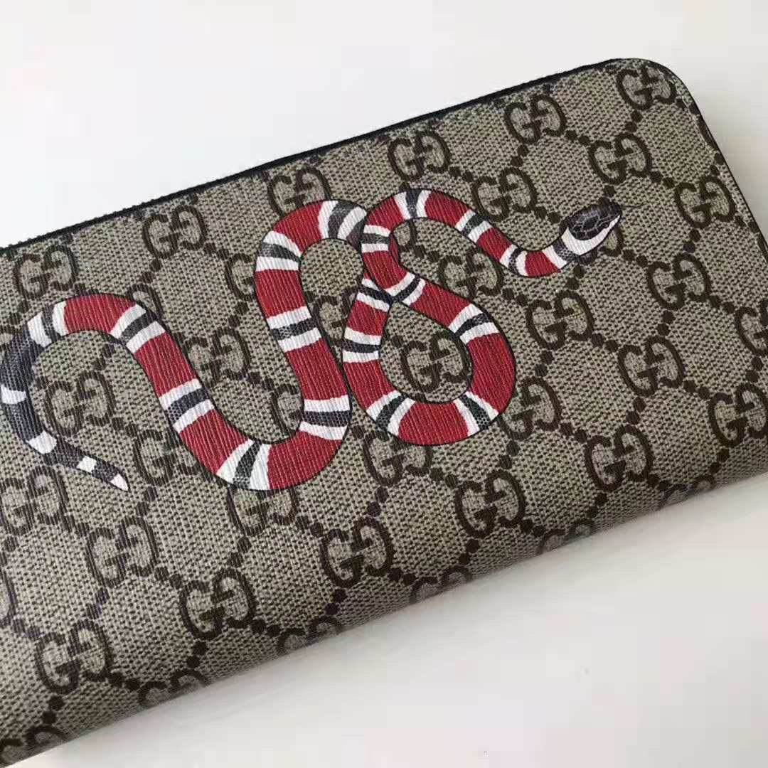 G*u*i gg men kingsnake print gg supreme zip around wallet in beige/ebony gg supreme
