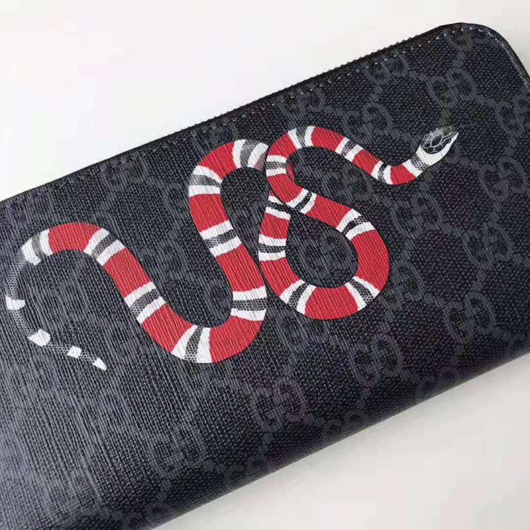 G*u*i gg men kingsnake print gg supreme zip around wallet in black/grey gg supreme canvas