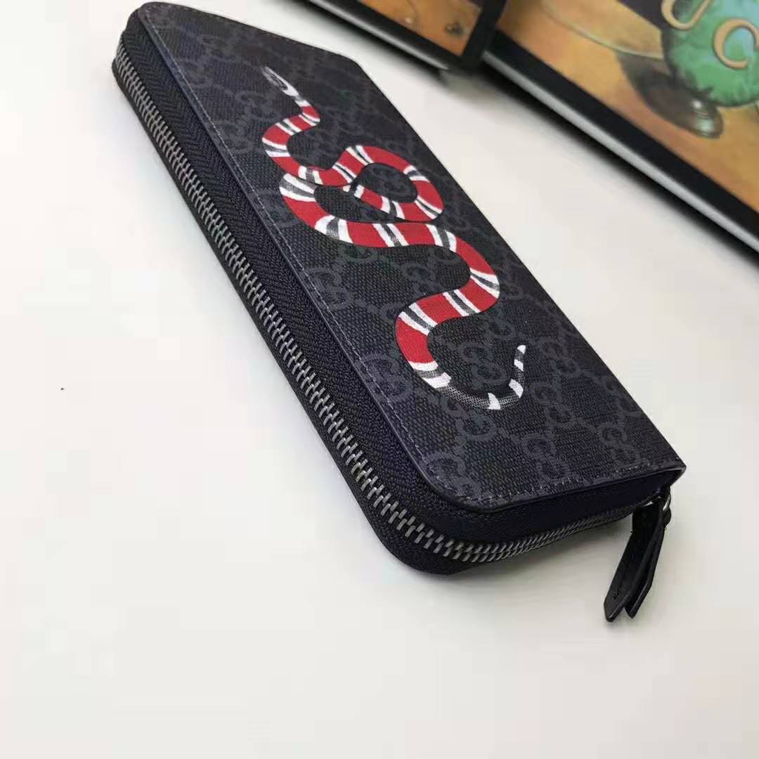 G*u*i gg men kingsnake print gg supreme zip around wallet in black/grey gg supreme canvas