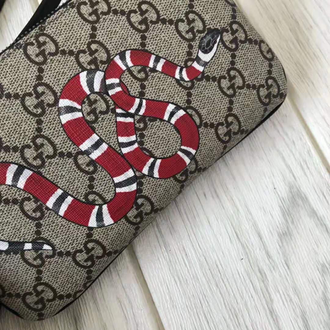 G*u*i gg men kingsnake print gg supreme iphone pouch in beige/ebony gg supreme canvas