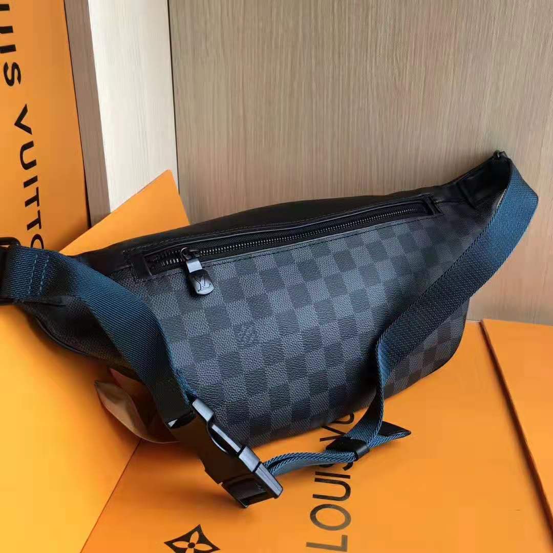 Louis Vuitton LV Men Discovery Bumbag in Damier Graphite Canvas-Grey