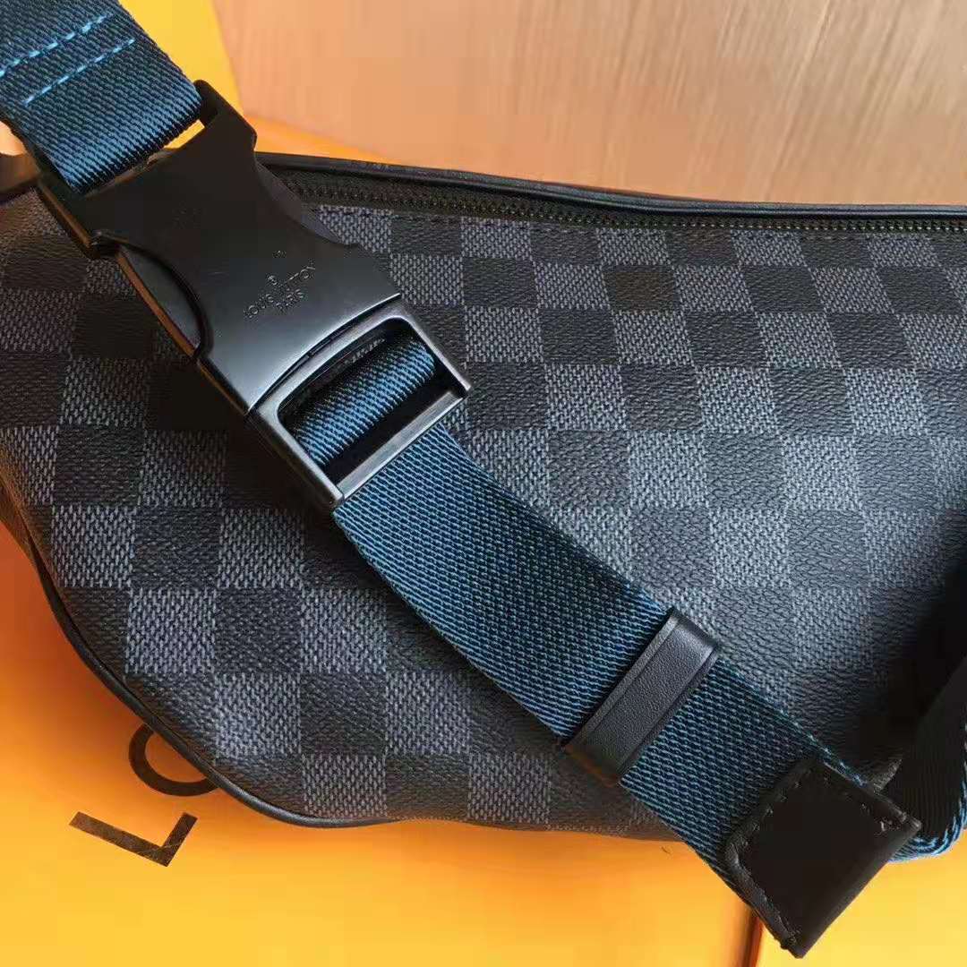 Louis Vuitton LV Men Discovery Bumbag in Damier Graphite Canvas-Grey