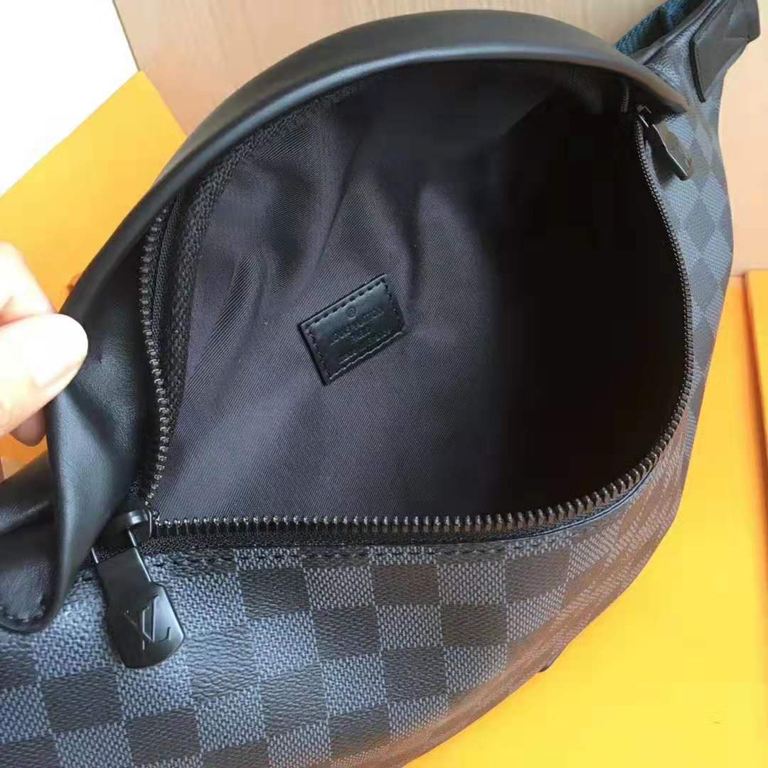 Louis Vuitton LV Men Discovery Bumbag in Damier Graphite Canvas-Grey
