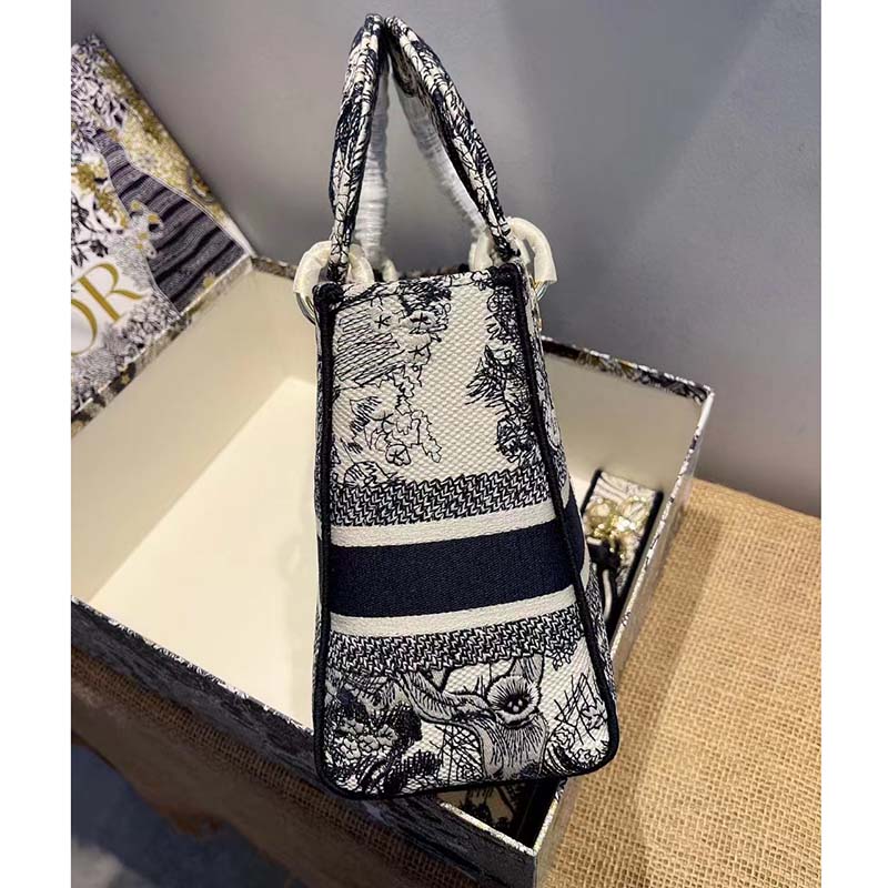 Dior Women CD Medium Lady D-Lite Bag Blue Toile De Jouy Embroidery