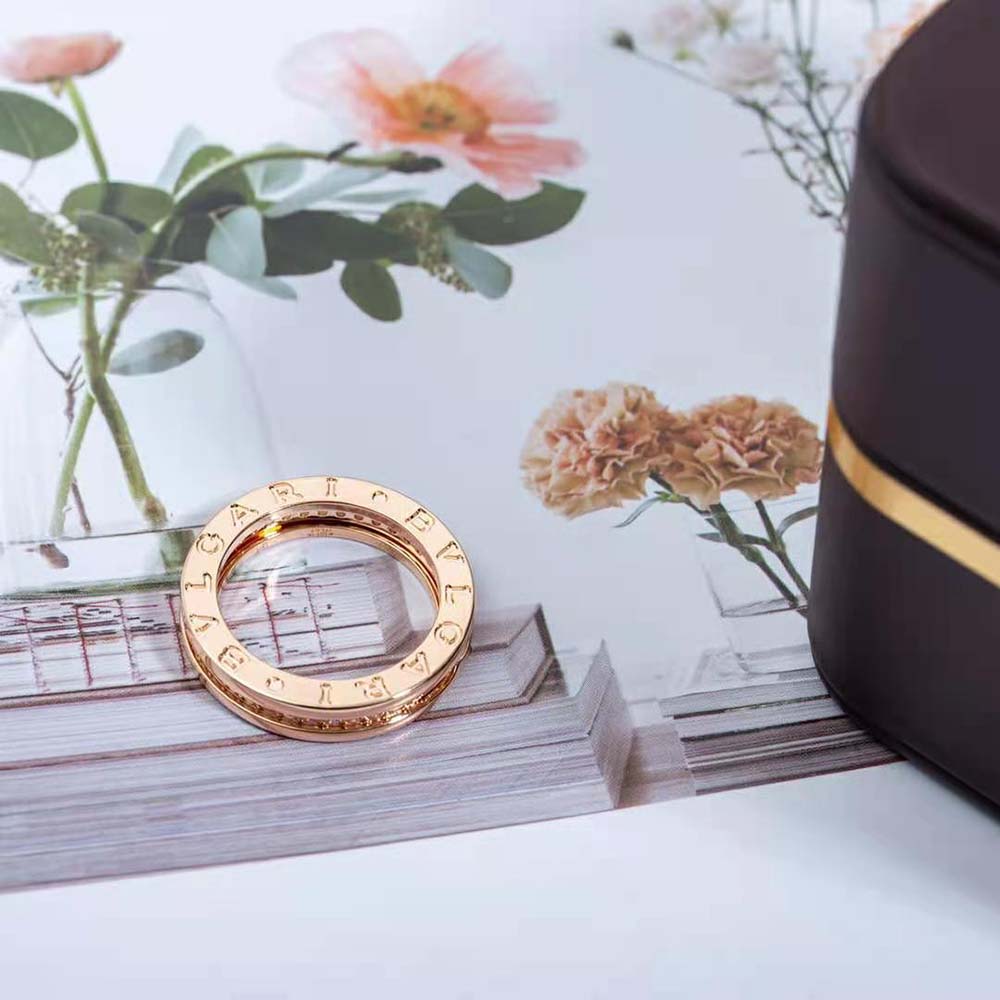 bvlgari women b.zero1 one-band ring in 18 kt rose gold set with pave Di*m*nds on the spiral