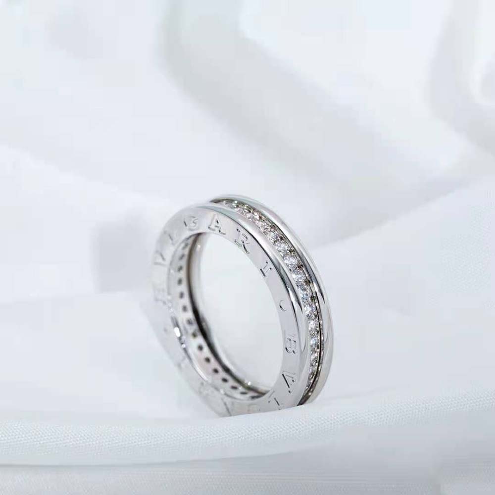 bvlgari women b.zero1 one-band ring in 18 kt white gold set with pave Di*m*nds on the spiral