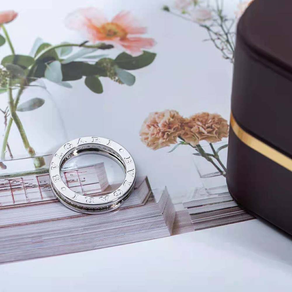 bvlgari women b.zero1 one-band ring in 18 kt white gold set with pave Di*m*nds on the spiral