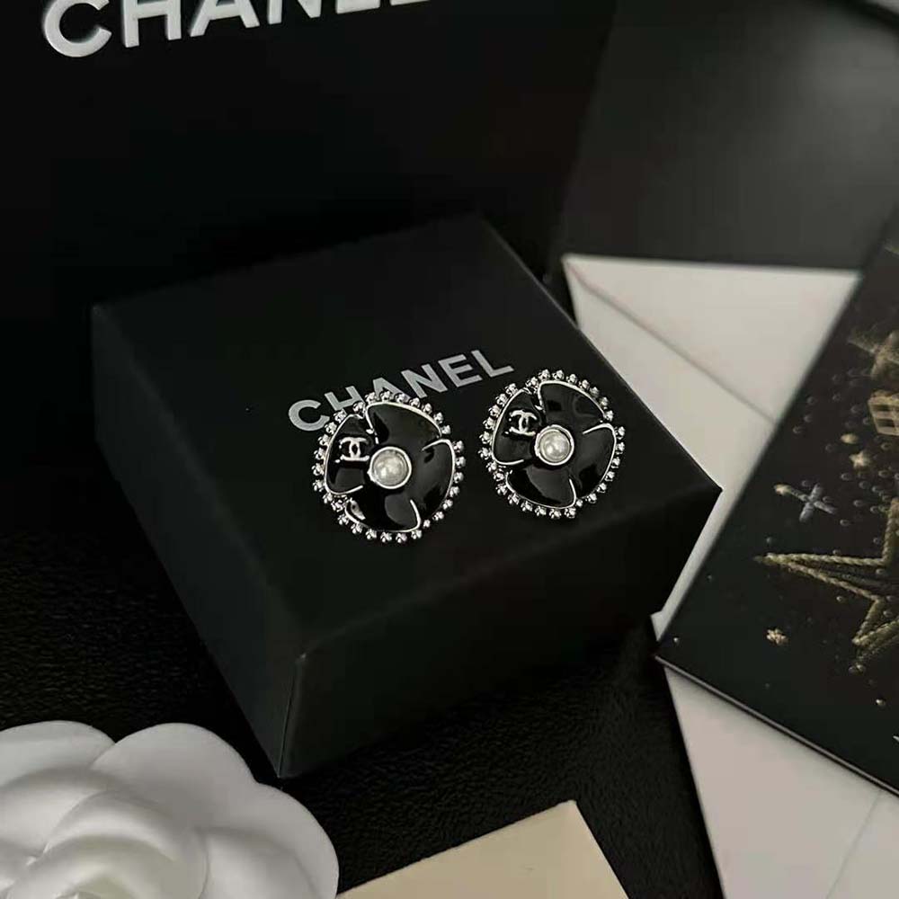 Chanel Women Clip-on Stud Earrings in Metal and Glass Pearls