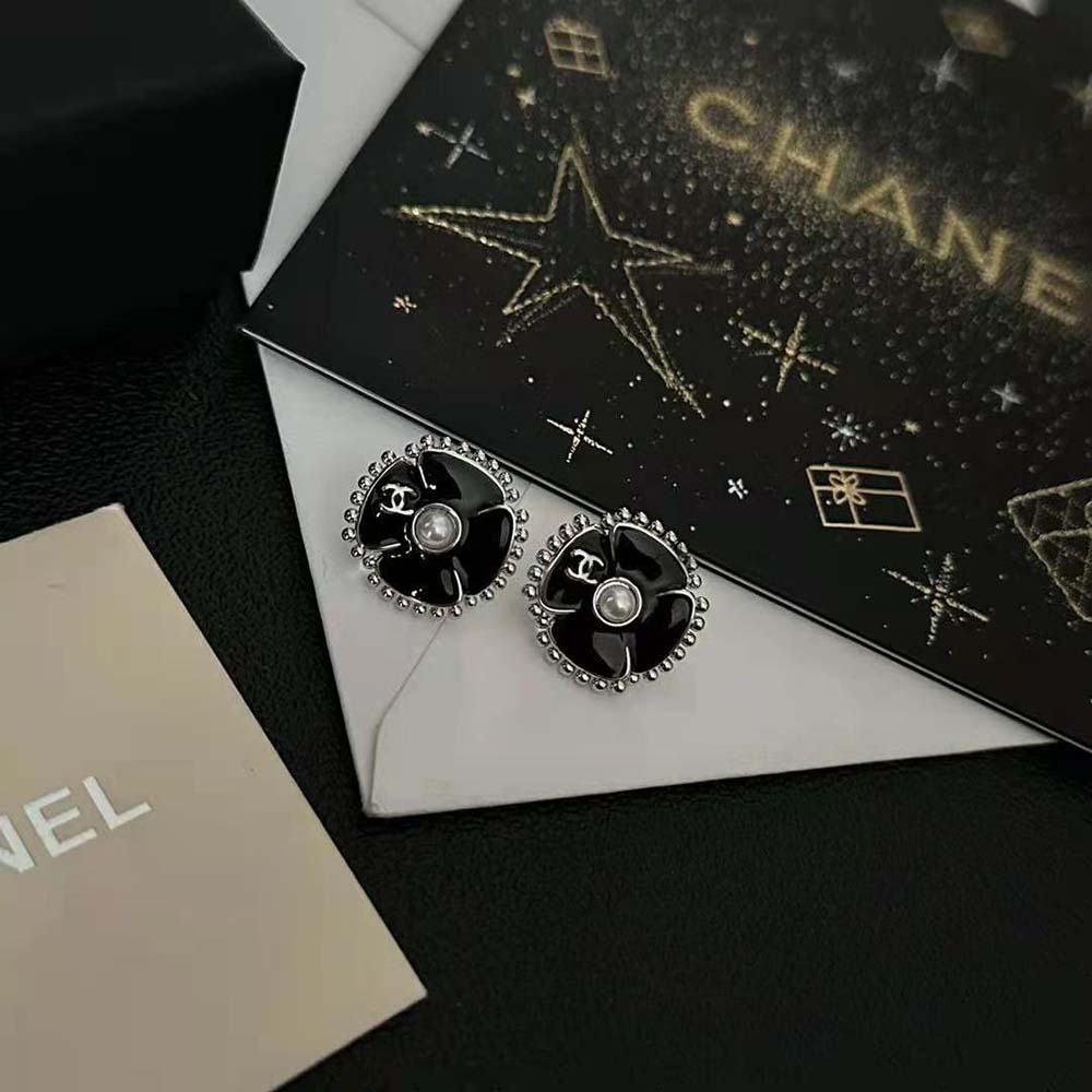 Chanel Women Clip-on Stud Earrings in Metal and Glass Pearls