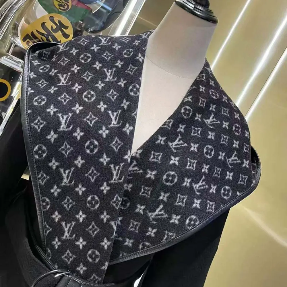 Louis Vuitton LV Women Hooded Wrap Coat-Black and White 1A4PE7