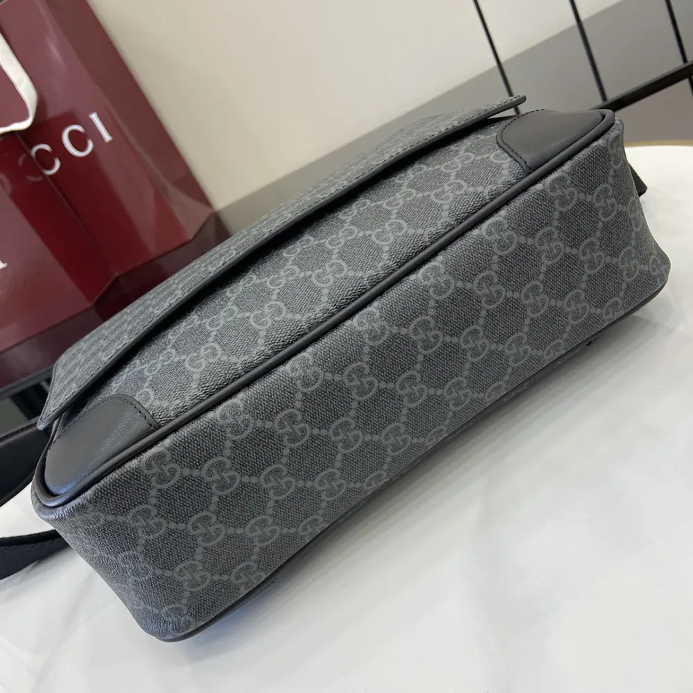 G*u*i men gg emblem medium crossbody bag 821154faed41000