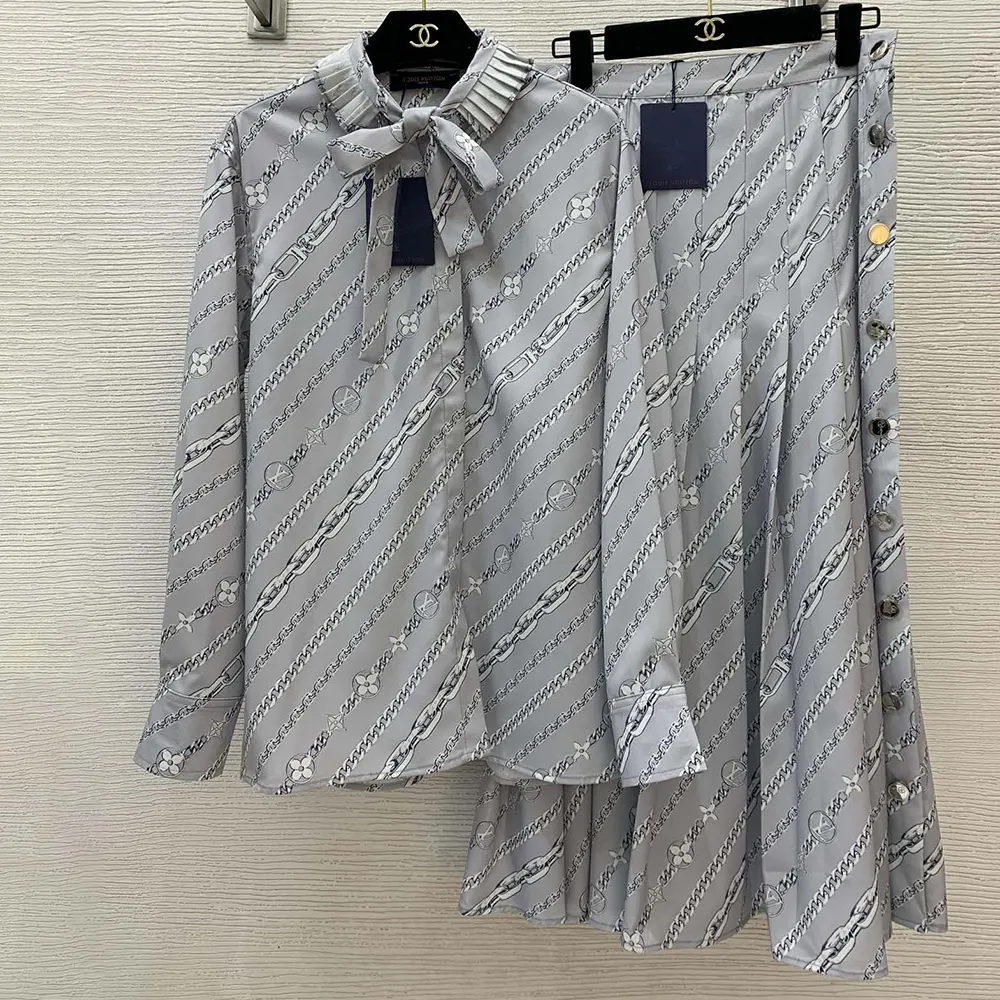 Louis Vuitton Women Pleated Collar Chain Print Shirt 1AGOAX